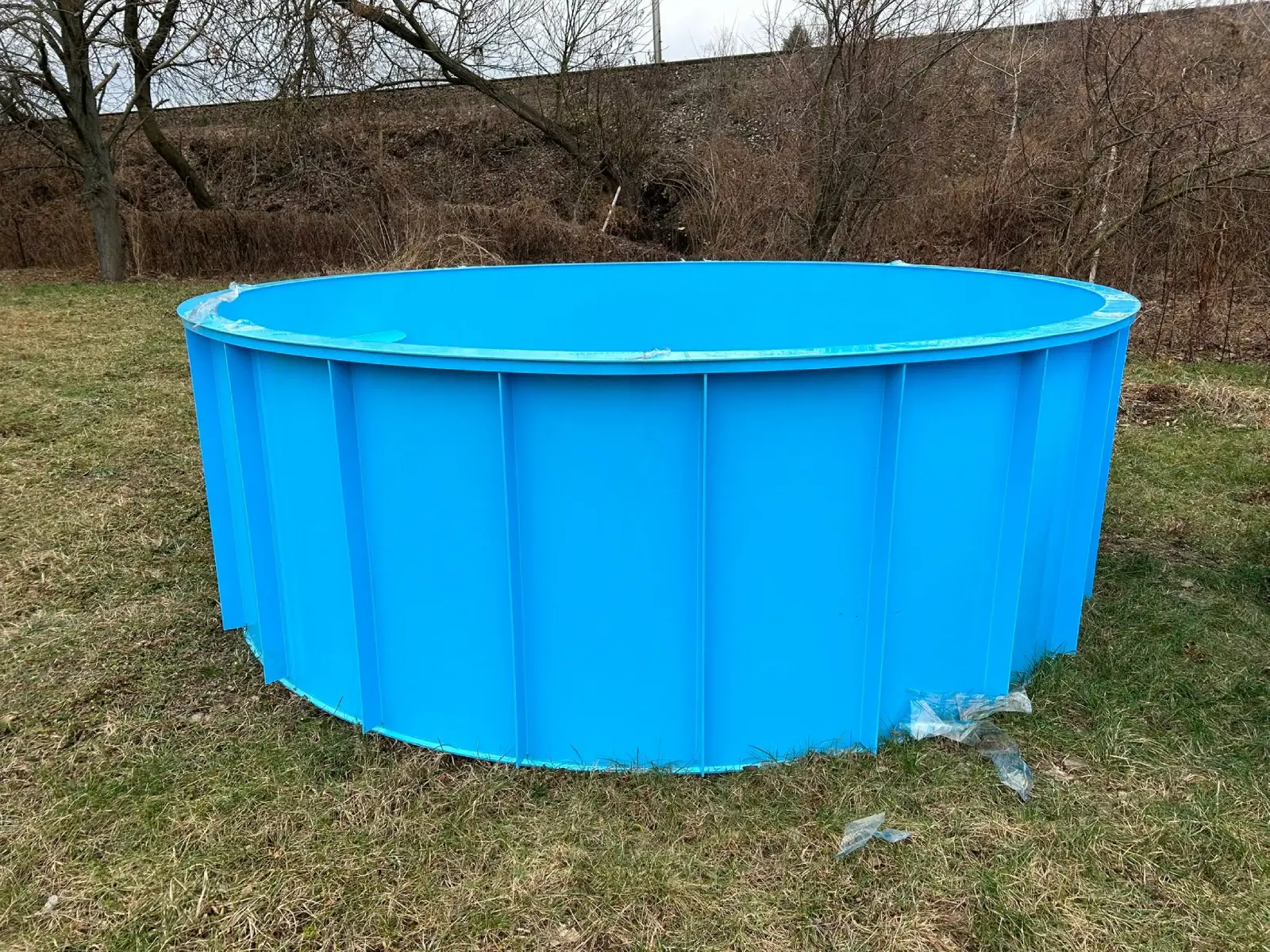 Kruhový plastový bazén průměru 3 m na zahradě